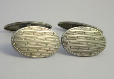 Boutons de manchette a faces guillochées en maillechort 1930
