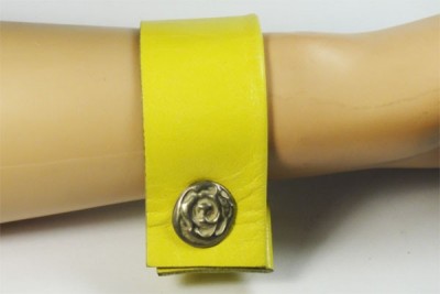 Nice Manchette en cuir jaune et bouton argent massif