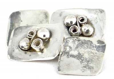 Curieux boutons de manchette en argent quatre faces